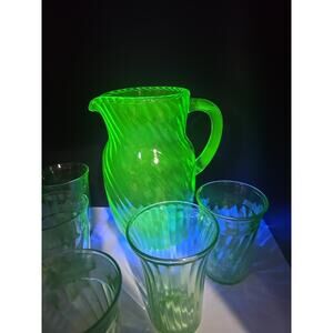 Depression Green Uranium Bulbous Swirl Pitcher w 6 Glasses